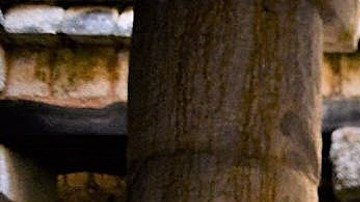 Fragmentos de una mesa de piedra hallados en Chichen Itzá.