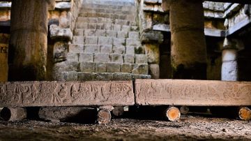 Fragmentos de una mesa de piedra hallados en Chichen Itzá.