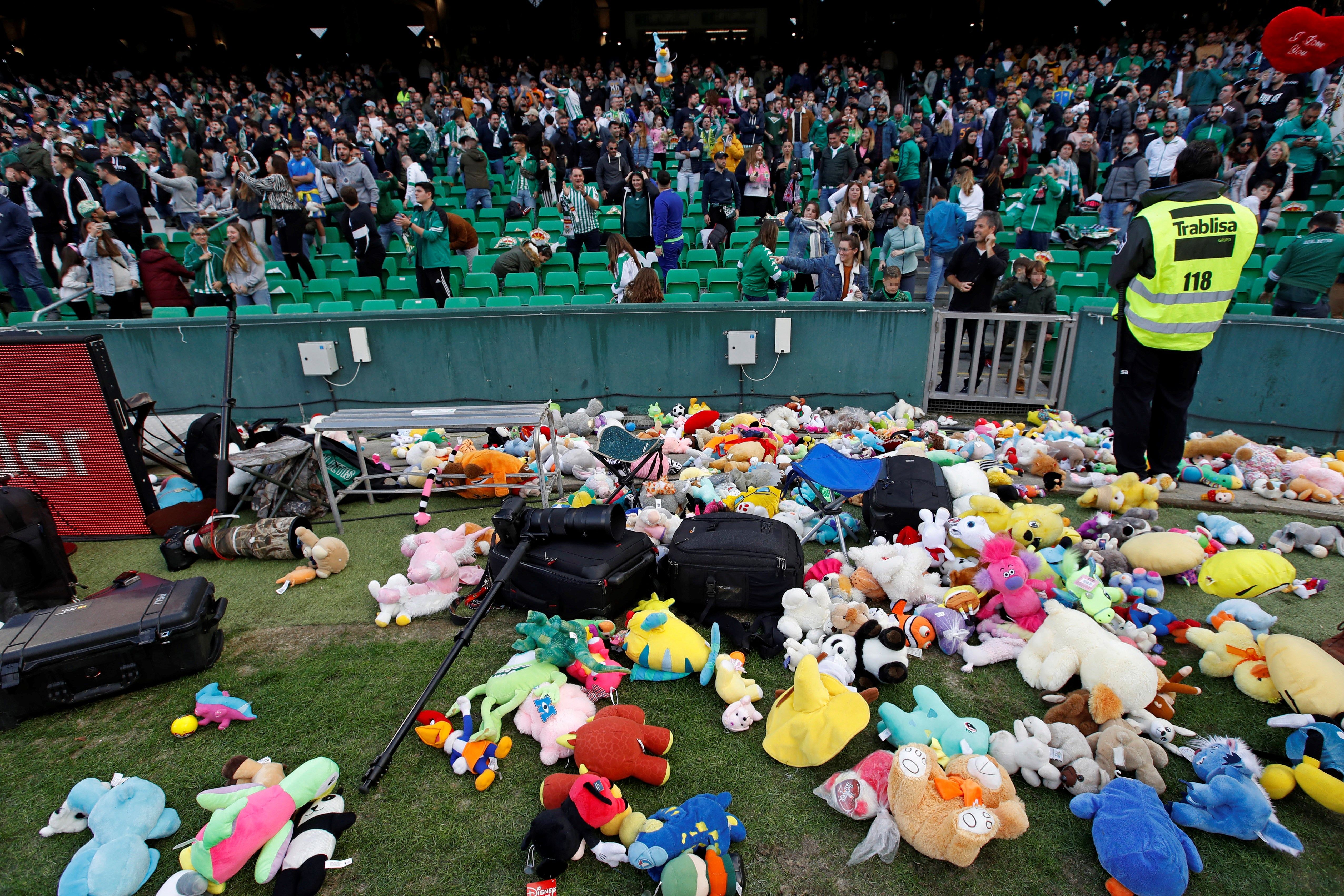 Miles de muñecos de peluche destinados a niños desfavorecidos son lanzados por los aficionados béticos en el descanso