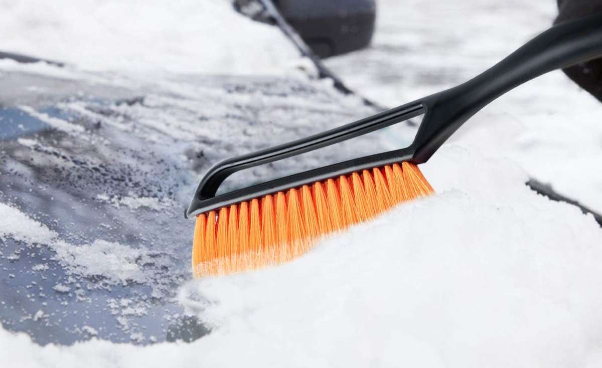 Los 4 mejores productos y herramientas para eliminar el hielo del parabrisas de tu auto | La Opinión