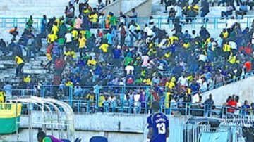 Los jugadores se tiraron al piso para resguardarse.