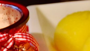 La cena incluye varios platillos principales, quesos artesanales y champán.