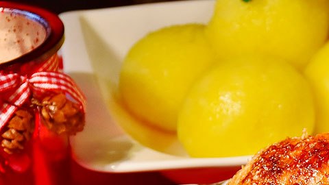La cena incluye varios platillos principales, quesos artesanales y champán.