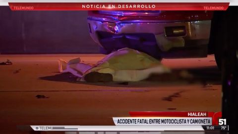 Varios equipos de emergencia se desplazaron al lugar del accidente pero no pudieron hacer nada por salvar la vida del joven motociclista.