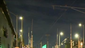 El hombre que cayó a las vías trató de subir de regreso a la plataforma, pero fue arrollado antes de lograrlo.