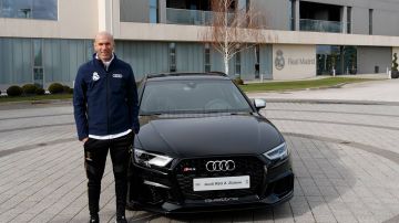 Zinedin Zidane recibe auto de Audi.