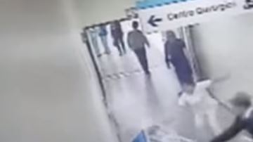 La rueda de la camilla se salió y la anciana cayó.