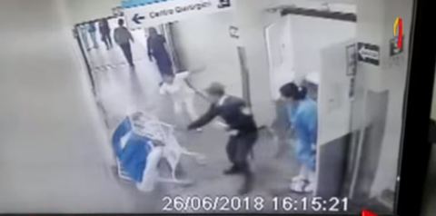 La rueda de la camilla se salió y la anciana cayó.