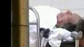 La mujer pasa día y noche al lado de su esposo.