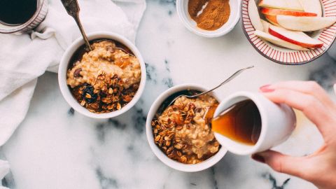 Evita elegir alimentos que parecen saludables pero que tienen enormes cantidades de azúcar agregada.