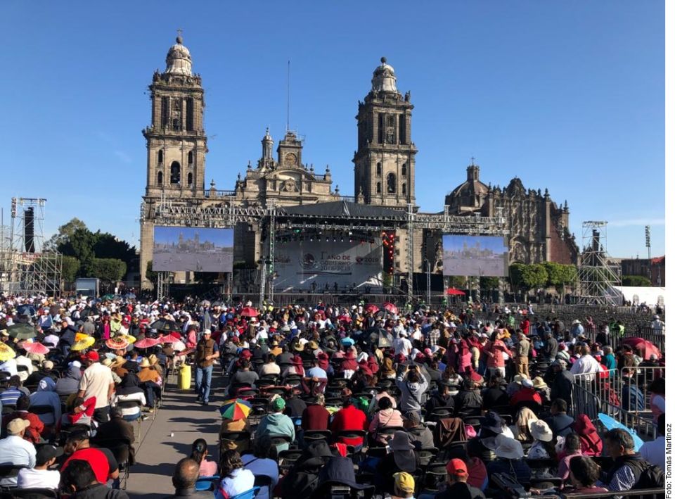 Seguidores De López Obrador Disfrutan En El Zócalo Del Amlofest La Opinión 5247