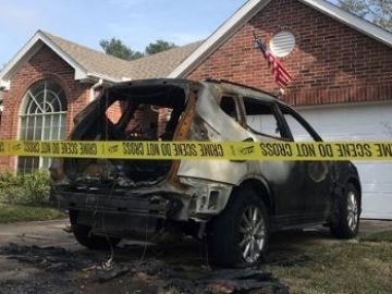 Dos ataques a casa de policía en Texas.