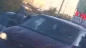 El cuerpo del hombre permaneció tendido sobre el pavimento por casi una hora hasta que llegaron al lugar los cuerpos de emergencia.