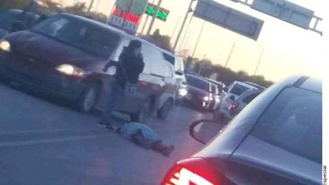El cuerpo del hombre permaneció tendido sobre el pavimento por casi una hora hasta que llegaron al lugar los cuerpos de emergencia.