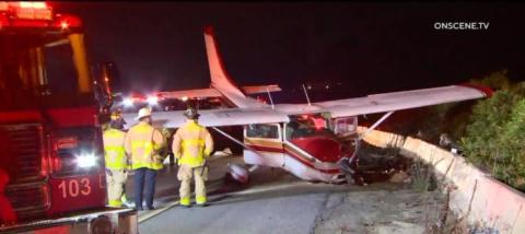 Imagen del aterrizaje forzado sobre la carretera 5, en Carlsbad.