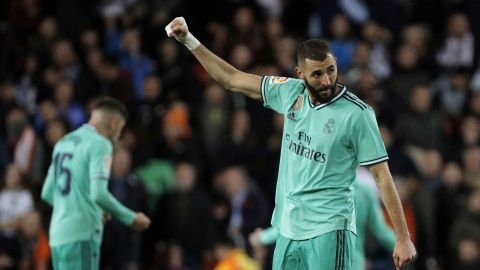 Karim Benzemá festeja su gol de última hora en Mestalla.