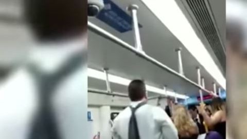 Los novios siguieron la fiesta en el metro.