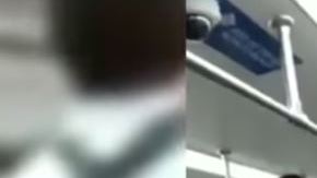 Los novios siguieron la fiesta en el metro.