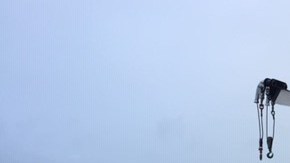 Un camión que transportaba papas y cebollas quedó colgando en el puente conector en la carretera 710, al este de Los Ángeles.