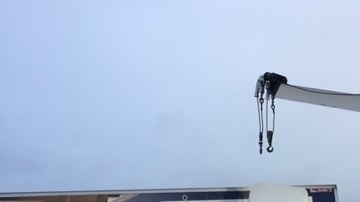 Un camión que transportaba papas y cebollas quedó colgando en el puente conector en la carretera 710, al este de Los Ángeles.