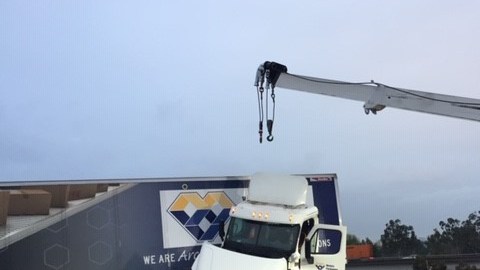 Un camión que transportaba papas y cebollas quedó colgando en el puente conector en la carretera 710, al este de Los Ángeles.