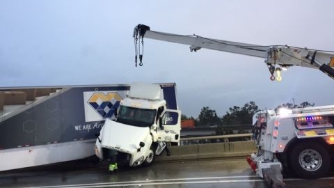 Un camión que transportaba papas y cebollas quedó colgando en el puente conector en la carretera 710, al este de Los Ángeles.