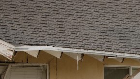 El auto presuntamente dio una vuelta a la derecha a gran velocidad e impactó contra una casa, destruyendo al menos una recámara.