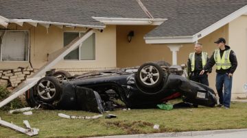 El auto presuntamente dio una vuelta a la derecha a gran velocidad e impactó contra una casa, destruyendo al menos una recámara.