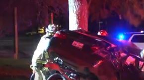 El conductor quedó atrapado en el auto.