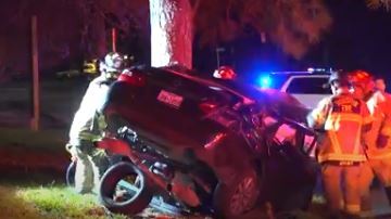 El conductor quedó atrapado en el auto.