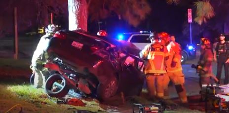 El conductor quedó atrapado en el auto.