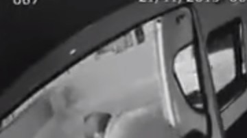 El pasajero quedó tirado en el transporte público.