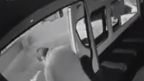 El pasajero quedó tirado en el transporte público.