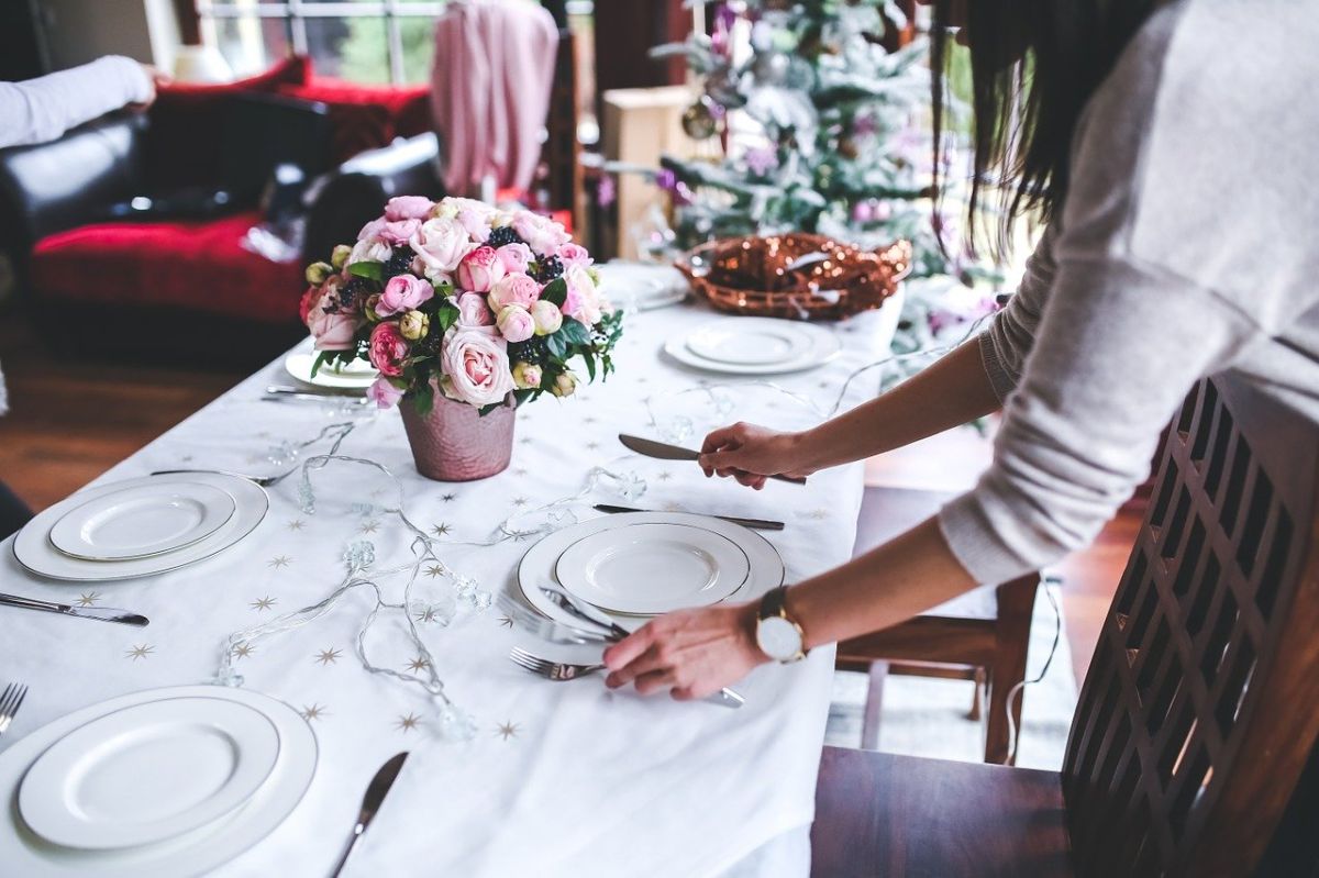 ¿Tienes una fiesta en casa? Recomendaciones para servir tus comidas sin riesgos de salud para tus invitados