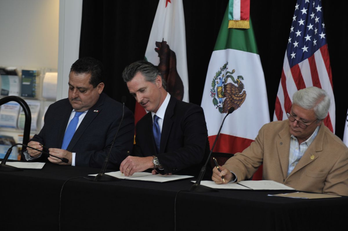 En la firma del memorando, Carlos Mendoza Davis, gobernador de Baja California Sur, Gavin Newsom, de California en Estados Unidos, y Jaime Bonilla, de Baja California (de izquierda a derecha) .