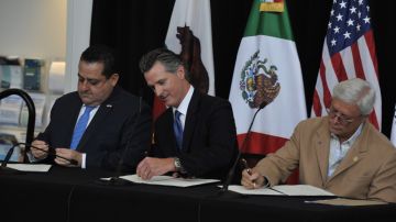 En la firma del memorando, Carlos Mendoza Davis, gobernador de Baja California Sur, Gavin Newsom, de California en Estados Unidos, y Jaime Bonilla, de Baja California (de izquierda a derecha) .