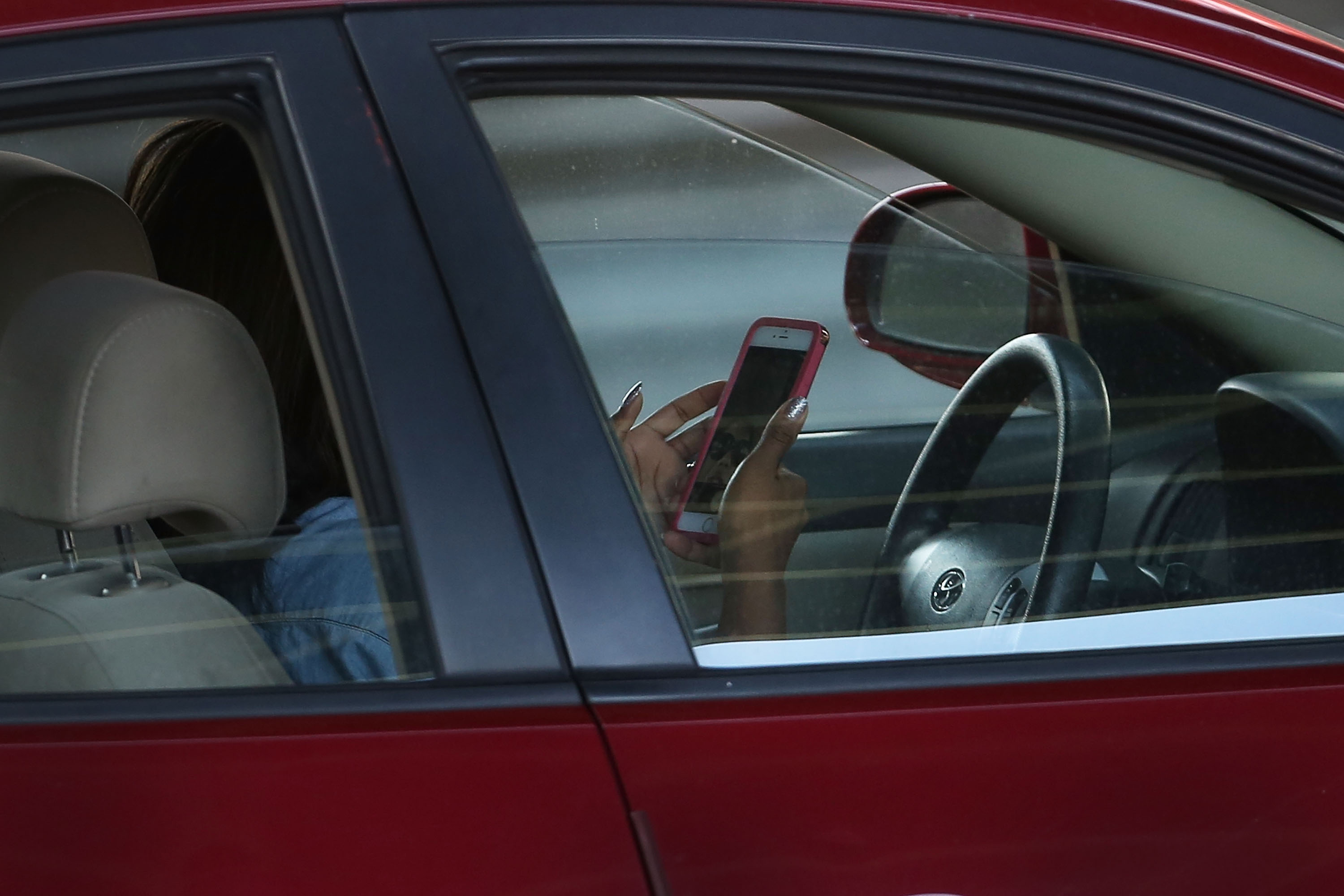 La legislación de Florida solo prohíbe el hecho de textear en la carretera, pero no dice nada sobre las llamadas telefónicas.