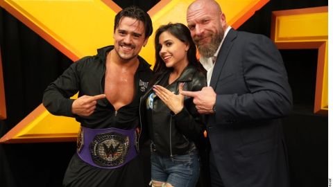 Ángel Garza y Zaide Lozano acompañados de su amigo, el legendario luchador Triple H.