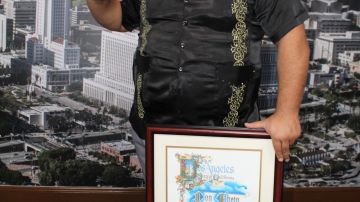 El reconocido locutor de radio y conductor de la televisión hispana fue homenajeado por la ciudad de Los Ángeles, con la declaración del "Día de Don Cheto".