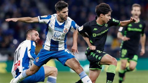 Andrés Guardado tuvo que mirar el partido desde las gradas, debido a que tuvo un partido de suspensión.