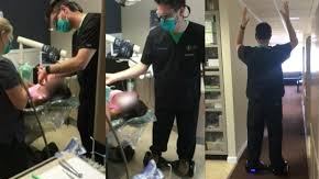 Dentista opera a paciente sobre un patinete.