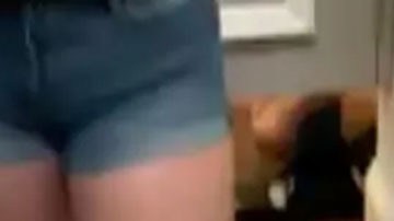 Hombre espía a mujer en el probador de ropa.