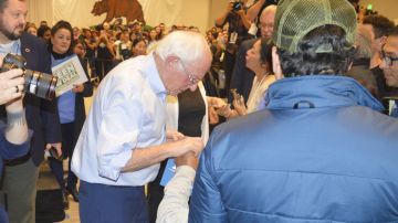 Bernie Sanders interactuando con la gente durante su visita a Inland Empire. (Alejandro Cano)