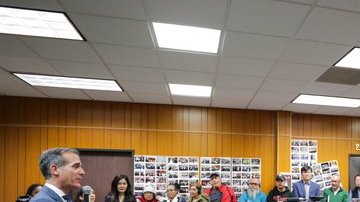 El alcalde Eric Garcetti participó en el taller informativo el lunes en Koreatown. (Suministrada)