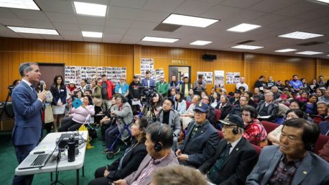 El alcalde Eric Garcetti participó en el taller informativo el lunes en Koreatown. (Suministrada)