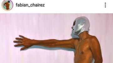 En redes sociales se difundió una pintura de un hombre desnudo con una máscara del Santo