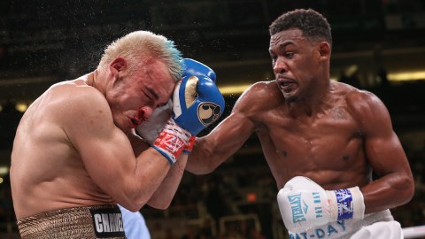 Chávez recibe castigo de Jacobs. La pelea duró 5 rounds.