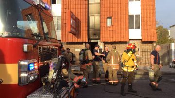 Bomberos y rescatistas frente al edificio incendiado en Las Vegas.
