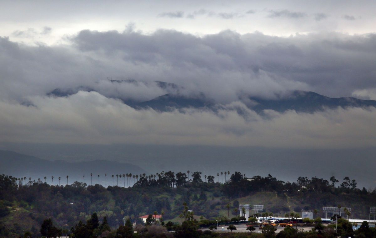 La furia del viento se deja sentir en el sur de California.