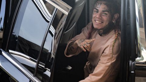 Tekashi 69 tras salir de una audiencia el año pasado en un caso de agresión en Texas.